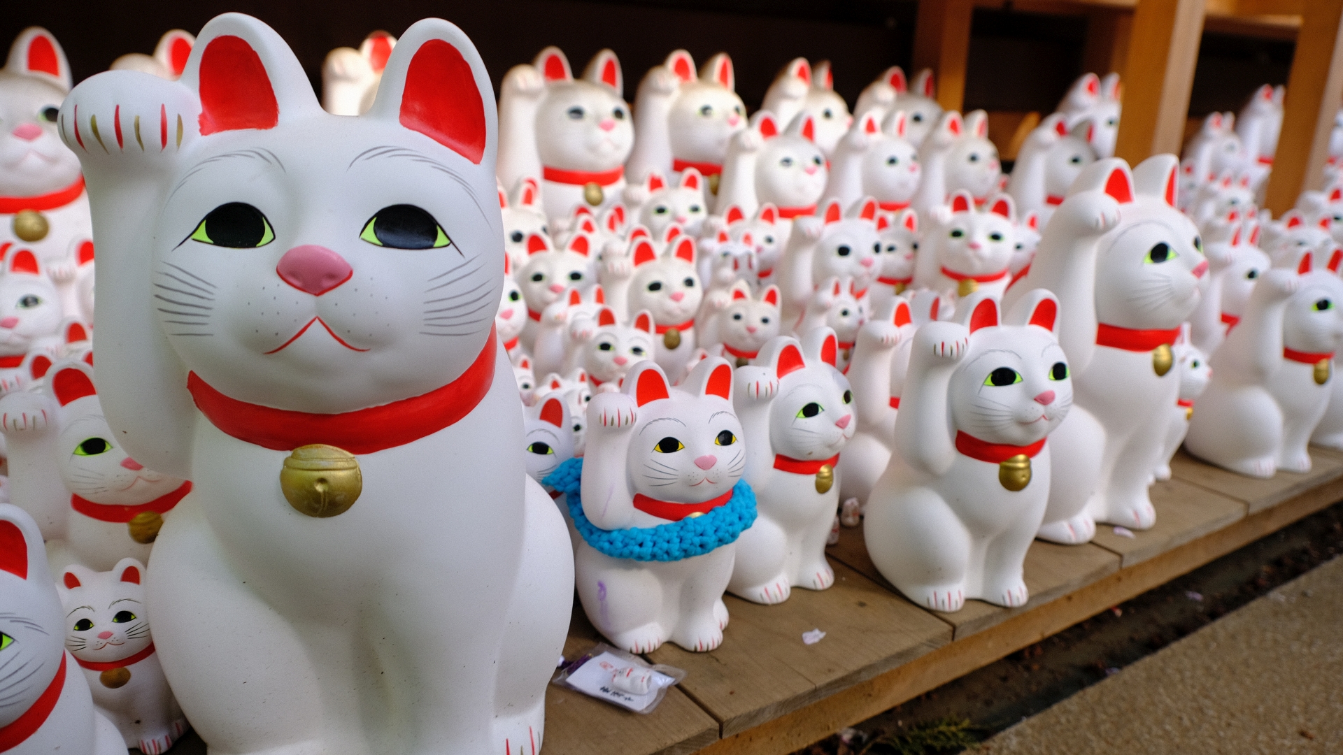 Maneki-neko figurines